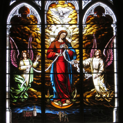 FIGURATIVE STAINED GLASS IN THE HISTORICIZING STYLE OF 'VIRGIN MARY, UNFOLDING KNOTS', 350X700 CM, CHURCH OF ST. BARTOLOMIES IN KRAVAŘE, AUTHOR: RADEK PÁNÍK, REALIZATION 2016