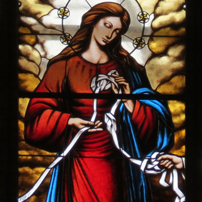 FIGURATIVE STAINED GLASS IN THE HISTORICIZING STYLE OF 'VIRGIN MARY, UNFOLDING KNOTS', 350X700 CM, CHURCH OF ST. BARTOLOMIES IN KRAVAŘE, AUTHOR: RADEK PÁNÍK, REALIZATION 2016